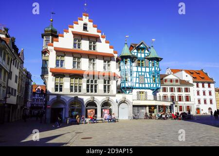 Straßenansicht der schönen historischen Altstadt St. Gallen in der Schweiz, Kanton St. Gallen bei den Schweizer Alpen. Stockfoto