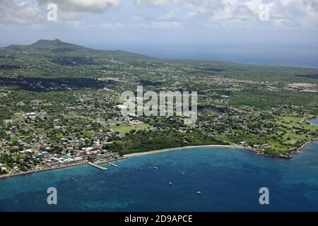 Karibik, St. Kitts und Nevis: Luftaufnahme der Bucht und Charlestown Marina auf Nevis Island. Stockfoto