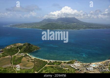 Karibik, St. Kitts und Nevis: Luftaufnahme des Narrows ("die Straße") Kanals zwischen den Inseln Nevis (Vordergrund) und St. Christopher Stockfoto