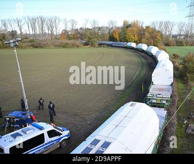 Biblis, Deutschland. November 2020. Ein Zug mit sechs Rollen fährt unter Polizeischutz vom Bahnhof Biblis zum Zwischenlager des stillgelegten Kernkraftwerks Biblis. Der Atommüll stammt aus dem britischen Atomkraftwerk Sellafield. Für Deutschland ist es der erste große Rückkehrtransport von Kernabfällen in Castoren seit neun Jahren. Kredit: Arne Dedert/dpa/Alamy Live Nachrichten Stockfoto