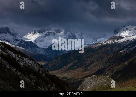 Verschneite Berglandschaft in den aragonesischen Pyrenäen. Wolkiger Blick auf die Guarrinza Weiden, in der Nähe von Aguas Tuertas Tal, Hecho und Anso, Huesca, Spai Stockfoto