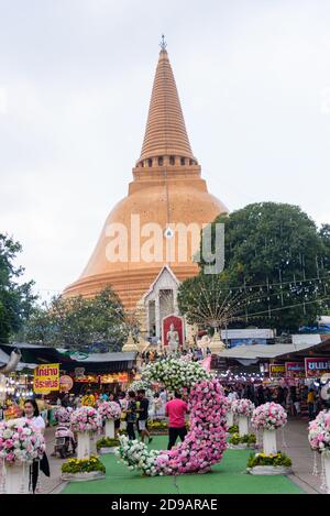 NakhonPathom, Thailand - 31 Oktober, 2020: Viele Menschen beten Homang zu Phrapathom Chedi Veranstaltung Stockfoto