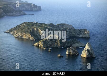 Spanien, Katalonien: Luftaufnahme der Felsen im Archipel der Medes-Inseln, mit Blick auf den Badeort L'Estartit, an der Costa Brava. Das i Stockfoto