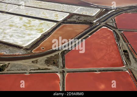 Abteilung Gard (Südostfrankreich): Luftaufnahme der Salzwiesen, mit roten, ockerfarbenen und weißen Farben, bei Aigues-Mortes Stockfoto