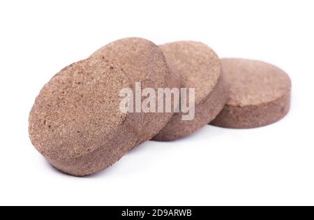 Trockene Torfpellets, komprimierte Komposttablette isoliert auf weißem Hintergrund Stockfoto