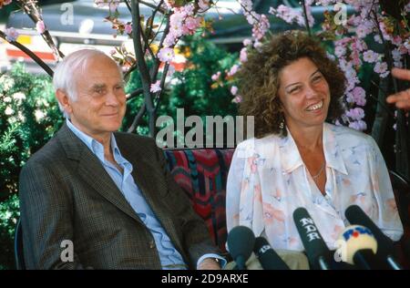 Evelyn Hamann und Loriot aka Vicco von Bülow bei einem Interview und Fototermin in Hamburg, Deutschland 1989. Stockfoto