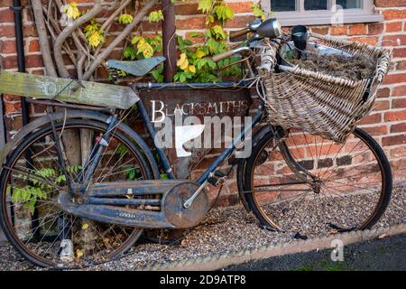 Antik Metzger Lieferung Fahrrad auf der Ausstellung in einem Dorf Stockfoto