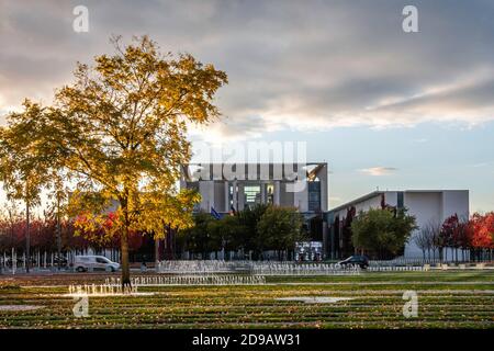 Berlin, Deutschland. Bundeskanzleramt Deutsche Kanzlei, modernes Glas und Beton Bürogebäude der Kanzlerin in der Herbstsaison Stockfoto