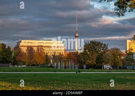 Mitte-Berlin. Blick vom Spreebogenpark auf das Gebäude der Bundespressekonferenz, den Fernsehturm und den Tempel der Stille Stockfoto