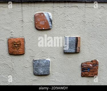 Töpfertafeln aus Kinderkunst an der Wand vor dem Kindergarten Stadtkindergartenschule in der Kleinen Auguststraße 10-12,Mitte,Berlin. Stockfoto