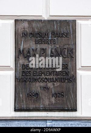 Gedenktafel für Max Planck an der Humboldt-Universität, wo er von 1889 bis 1928 lehrte. Unter den Linden, Mitte, Berlin. Stockfoto