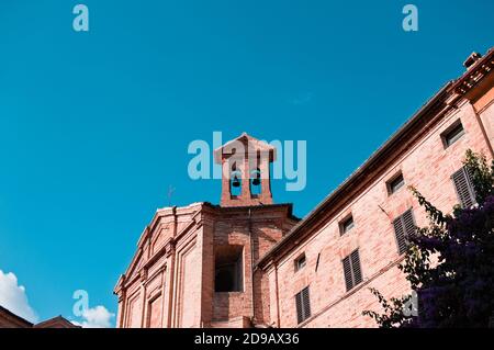 Ein Glockenturm einer mittelalterlichen Kirche mit zwei Glocken in einem italienischen Dorf (Corinaldo, Marken, Italien) Stockfoto