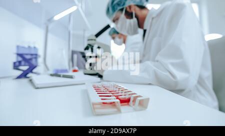 Gruppe von Wissenschaftlern betreibt Forschung im Labor . Stockfoto