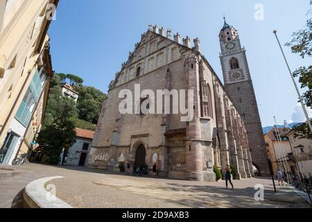 MERAN, ITALIEN, 13. SEPTEMBER 2020 - Blick auf den St. Nicolò Dom in Meran, Provinz Bozen, Italien. Stockfoto