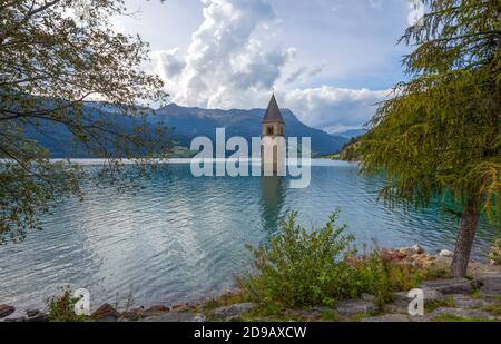 Der Glockenturm der versunkenen Kirche in Curon, Reschensee, Provinz Bozen, Südtirol, Italien. Stockfoto