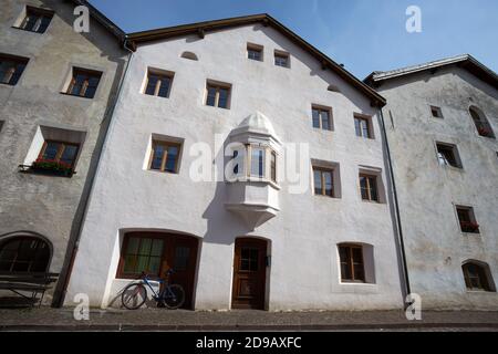 Die typischen und malerischen Gebäude der Stadt Glurns, Provinz Bozen, Südtirol, Italien Stockfoto