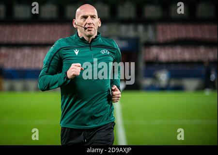 Herning, Dänemark. November 2020. Schiedsrichter Robert Madden gesehen während der UEFA Champions League Qualifikationsspiel zwischen FC Midtjylland und Ajax Amsterdam in Gruppe D in der MCH Arena in Herning. (Foto Kredit: Gonzales Foto/Alamy Live News Stockfoto