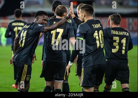 Herning, Dänemark. November 2020. Dusan Tadic (10) von Ajax Amsterdam erzielt 0-2 Punkte und feiert mit Quincy Promes (11) während des UEFA Champions League-Spiels zwischen FC Midtjylland und Ajax Amsterdam in der Gruppe D in der MCH Arena in Herning. (Foto Kredit: Gonzales Foto/Alamy Live News Stockfoto