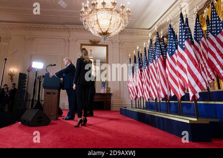 Washington DC, USA. November 2020. US-Präsident Donald J. Trump macht eine Erklärung an die Nation, während seine Anhänger am Wahlabend, Mittwoch, den 4. November 2020, im East Room des Weißen Hauses in Washington, DC schauen.Quelle: Chris Kleponis / Pool via CNP /MediaPunch Quelle: MediaPunch Inc/Alamy Live News Stockfoto