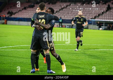 Herning, Dänemark. November 2020. Dusan Tadic (10) von Ajax Amsterdam erzielt 0-2 Punkte und feiert mit Quincy Promes (11) während des UEFA Champions League-Spiels zwischen FC Midtjylland und Ajax Amsterdam in der Gruppe D in der MCH Arena in Herning. (Foto Kredit: Gonzales Foto/Alamy Live News Stockfoto