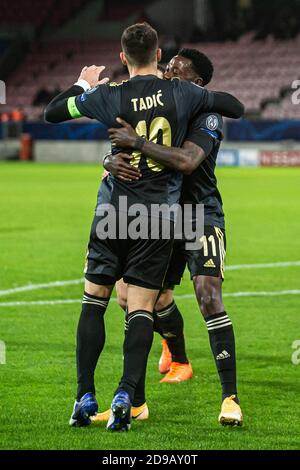 Herning, Dänemark. November 2020. Dusan Tadic (10) von Ajax Amsterdam erzielt 0-2 Punkte und feiert mit Quincy Promes (11) während des UEFA Champions League-Spiels zwischen FC Midtjylland und Ajax Amsterdam in der Gruppe D in der MCH Arena in Herning. (Foto Kredit: Gonzales Foto/Alamy Live News Stockfoto