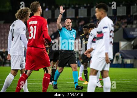 Herning, Dänemark. November 2020. Schiedsrichter Robert Madden gesehen während der UEFA Champions League Qualifikationsspiel zwischen FC Midtjylland und Ajax Amsterdam in Gruppe D in der MCH Arena in Herning. (Foto Kredit: Gonzales Foto/Alamy Live News Stockfoto