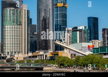 Die Skyline von Melbourne am Yarra River. Stockfoto