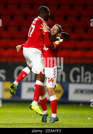 WOOLWICH, Großbritannien, NOVEMBER 03: Charlton Athletic's Conor Washington feiert mit Charlton Athletic's Omar Bogle während der Sky Bet League One Stockfoto