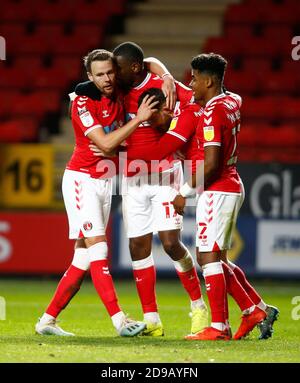 WOOLWICH, Großbritannien, NOVEMBER 03: Charlton Athletic's Conor Washington feiert mit Charlton Athletic's Omar Bogle während der Sky Bet League One Stockfoto