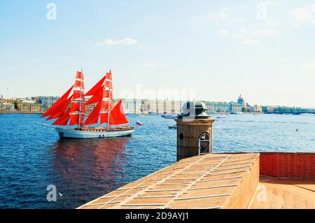 Sankt Petersburg, Russland - 6. Juni 2019. Russische Brigg Russland mit scharlachroten Segeln auf der Newa. Scarlet Sails ist der St. Petersburger Feiertag von schoo Stockfoto