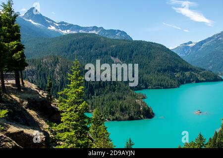 Diablo Lake ist ein Stausee in den North Cascade Mountains im Norden des Staates Washington, USA. Der See wurde vom Diablo Dam erstellt und liegt zwischen Ross Lake und Gorge Lake am Skagit River auf einer Höhe von 1,201 Fuß (366 m) über dem Meeresspiegel.[1] Diablo Lake ist Teil des Skagit River Hydroelectric Project und wird von Seattle City Light verwaltet. Der Diablo Lake Trail, der 1981 zum Nationalen Erholungspfad erklärt wurde, verläuft 3.80 Meilen (6.12 km) entlang des Nordufers des Sees.[2] der See enthält Regenbogen, Küstenschnäpfchen, Bach und die staatlich bedrohte Bullenforelle. Es ist ein beliebtes Recre Stockfoto