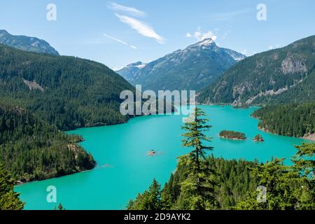 Diablo Lake ist ein Stausee in den North Cascade Mountains im Norden des Staates Washington, USA. Der See wurde vom Diablo Dam erstellt und liegt zwischen Ross Lake und Gorge Lake am Skagit River auf einer Höhe von 1,201 Fuß (366 m) über dem Meeresspiegel.[1] Diablo Lake ist Teil des Skagit River Hydroelectric Project und wird von Seattle City Light verwaltet. Der Diablo Lake Trail, der 1981 zum Nationalen Erholungspfad erklärt wurde, verläuft 3.80 Meilen (6.12 km) entlang des Nordufers des Sees.[2] der See enthält Regenbogen, Küstenschnäpfchen, Bach und die staatlich bedrohte Bullenforelle. Es ist ein beliebtes Recre Stockfoto