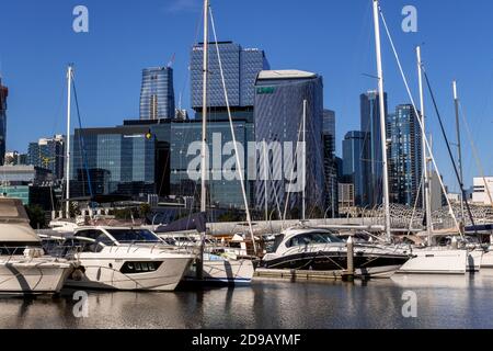 Die Boote liegen am Jachthafen von Yarra vor der Skyline von Melbourne. Stockfoto