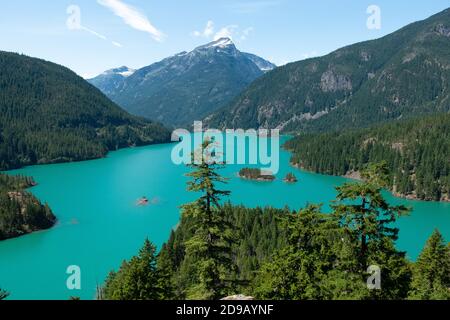 Diablo Lake ist ein Stausee in den North Cascade Mountains im Norden des Staates Washington, USA. Der See wurde vom Diablo Dam erstellt und liegt zwischen Ross Lake und Gorge Lake am Skagit River auf einer Höhe von 1,201 Fuß (366 m) über dem Meeresspiegel.[1] Diablo Lake ist Teil des Skagit River Hydroelectric Project und wird von Seattle City Light verwaltet. Der Diablo Lake Trail, der 1981 zum Nationalen Erholungspfad erklärt wurde, verläuft 3.80 Meilen (6.12 km) entlang des Nordufers des Sees.[2] der See enthält Regenbogen, Küstenschnäpfchen, Bach und die staatlich bedrohte Bullenforelle. Es ist ein beliebtes Recre Stockfoto