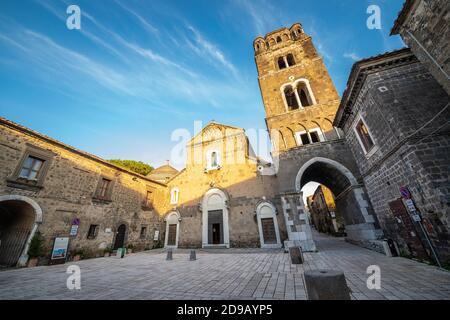 Die Kuppel von Casertavecchia, die Kathedrale von San Michele Arcangelo und sein Glockenturm, Erzengel St. Michael. Kleine mittelalterliche Stadt. Caserta, Kampanien, Italien Stockfoto