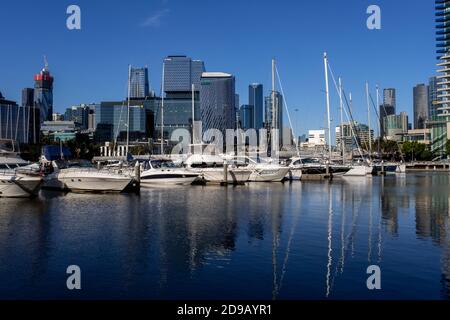 Die Boote liegen am Jachthafen von Yarra vor der Skyline von Melbourne. Stockfoto