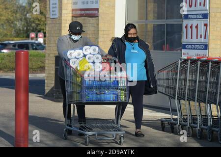 Lakeside Shopping Complex West Thurrock Essex, Großbritannien. November 2020. Last Minute Shopper machen das Beste aus gutem Wetter, um sich mit dem Notwendigsten einzukaufen, bevor sie Costco Cash und Carry im Lakeside Retail Park West Thurrock Essex Credit: MARTIN DALTON/Alamy Live News Stockfoto