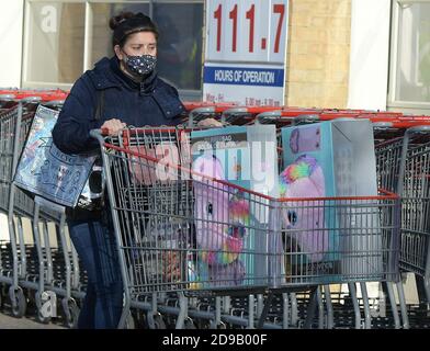 Lakeside Shopping Complex West Thurrock Essex, Großbritannien. November 2020. Last Minute Shopper machen das Beste aus gutem Wetter, um sich mit dem Notwendigsten einzukaufen, bevor sie Costco Cash und Carry im Lakeside Retail Park West Thurrock Essex Credit: MARTIN DALTON/Alamy Live News Stockfoto