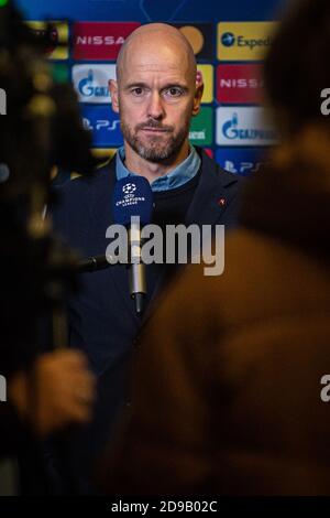 Herning, Dänemark. November 2020. Cheftrainer Erik ten Hag von Ajax Amsterdam bei einem tv-Interview nach dem UEFA Champions League Spiel zwischen FC Midtjylland und Ajax Amsterdam in der Gruppe D in der MCH Arena in Herning. (Foto Kredit: Gonzales Foto/Alamy Live News Stockfoto