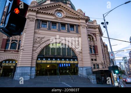 Es gibt kaum Leute an der Flinders Street Station Central Melbourne wegen der Coronavirus-Sperre in Australien Stockfoto