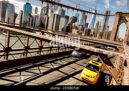 NEW YORK, USA - 22. Sep 2017: Brooklyn Bridge und Finanzdistrikt in New York City. Hauptverkehrszeit Verkehr von Autos auf der Brooklyn Bridge Vehicle Road Stockfoto