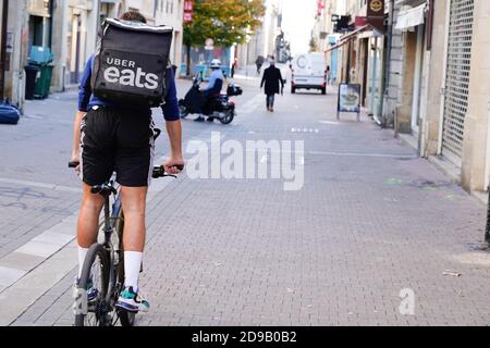 Bordeaux , Aquitanien / Frankreich - 11 01 2020 : Ubereis Lieferman auf dem Fahrrad zum Lieferrestaurant Stockfoto