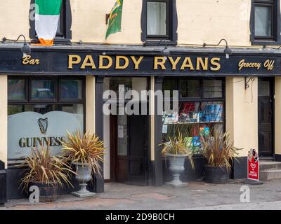 Paddy Ryan's Pub - öffentliches Haus, Lebensmittelgeschäft und Lizenzfrei - Main Street, Horseleap, Moate, Co. Westmeath, Irland. Stockfoto