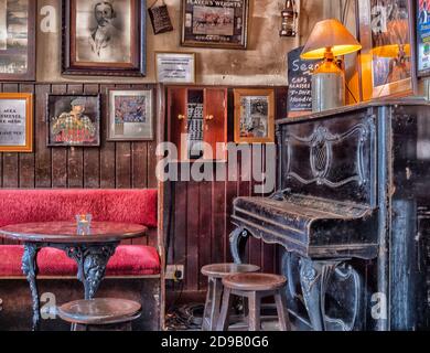 Innenansicht der Bar in Sean's Bar - öffentliches Haus - Athlone, County Westmeath, Irland - ältester Pub in Irland. Stockfoto