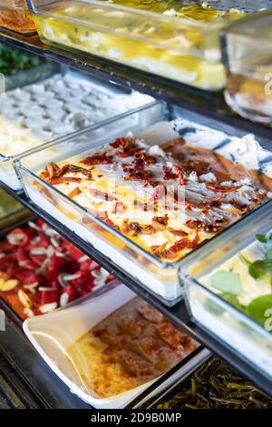 Meeresfrüchte, gegrilltes Fleisch, Meze, Kräuter, Fisch, Raki, Ouzo, Vorspeisen und Salate im griechischen oder türkischen Fischrestaurant auf dem Tisch zum Abendessen oder Mittagessen Stockfoto