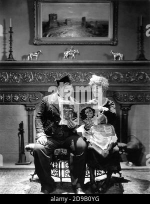 OLIVER HARDY und STAN LAUREL in Drag on Set offen Lesung brasilianischen Film Magazin CINEARTE während der Pause in den Dreharbeiten ZU EINEM ANDEREN FEINEN MESS 1930 Regisseur JAMES PARROTT Dialog H.M. Walker Hal Roach Studios / Metro Goldwyn Mayer Stockfoto