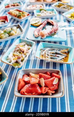 Meeresfrüchte, gegrilltes Fleisch, Meze, Kräuter, Fisch, Raki, Ouzo, Vorspeisen und Salate im griechischen oder türkischen Fischrestaurant auf dem Tisch zum Abendessen oder Mittagessen Stockfoto