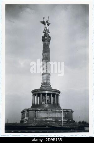 Berlin Gedenkstätte der 50er Jahre - schwarz-weiß - s/w - Turm des Sieges von 1873 Stockfoto