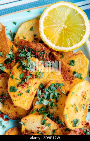 Meeresfrüchte, gegrilltes Fleisch, Meze, Kräuter, Fisch, Raki, Ouzo, Vorspeisen und Salate im griechischen oder türkischen Fischrestaurant auf dem Tisch zum Abendessen oder Mittagessen Stockfoto