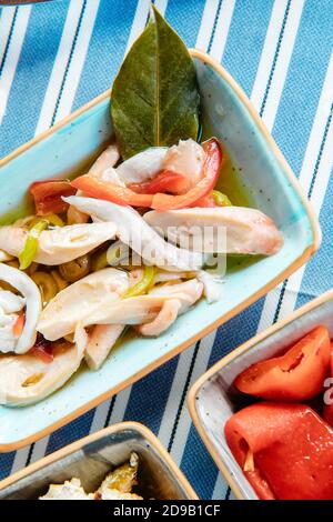 Meeresfrüchte, gegrilltes Fleisch, Meze, Kräuter, Fisch, Raki, Ouzo, Vorspeisen und Salate im griechischen oder türkischen Fischrestaurant auf dem Tisch zum Abendessen oder Mittagessen Stockfoto